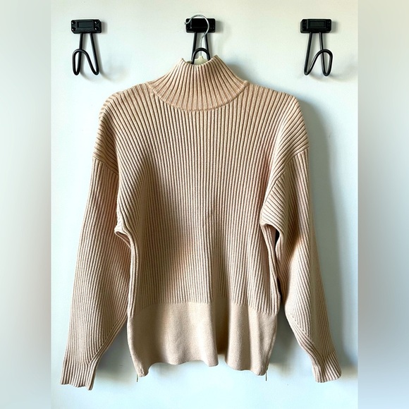 Varley, XS (measures bigger), designer beige ribbed mock neck side zip knit top - Picture 1 of 9